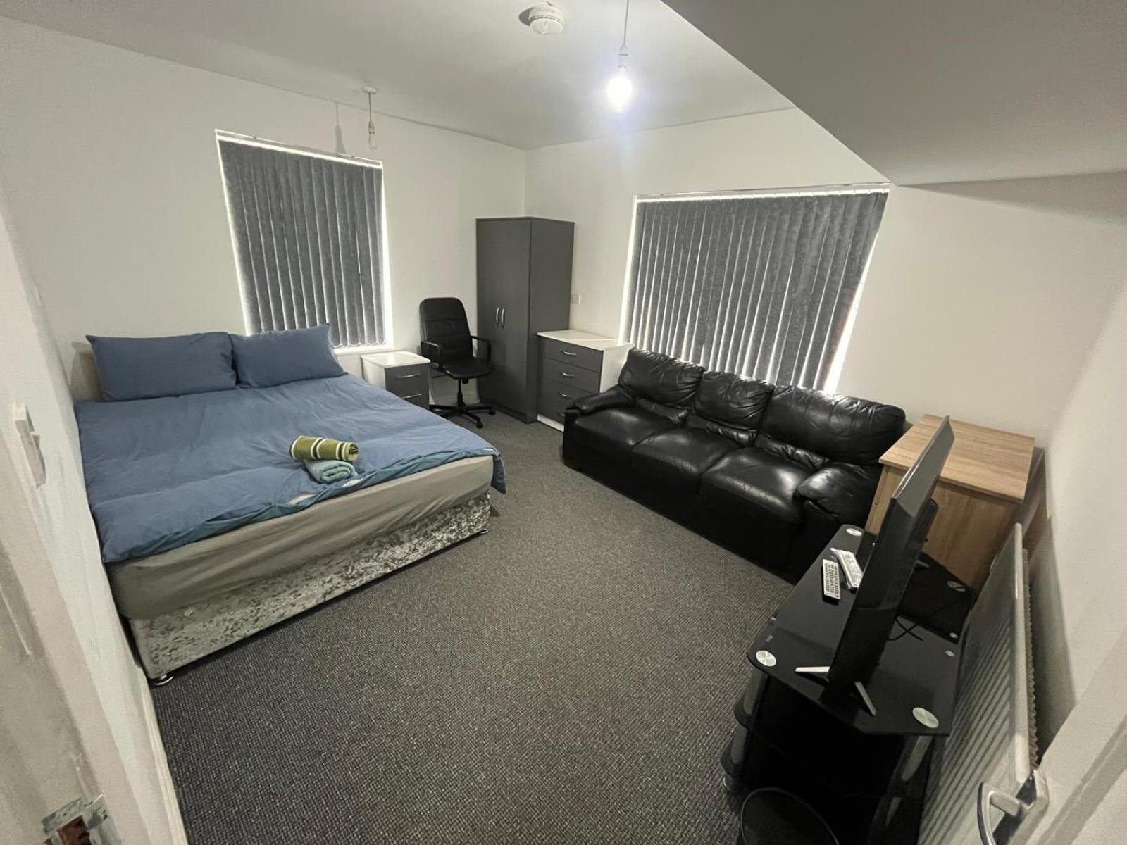 2 Bedroom Flats Thorney Wood Apartment *