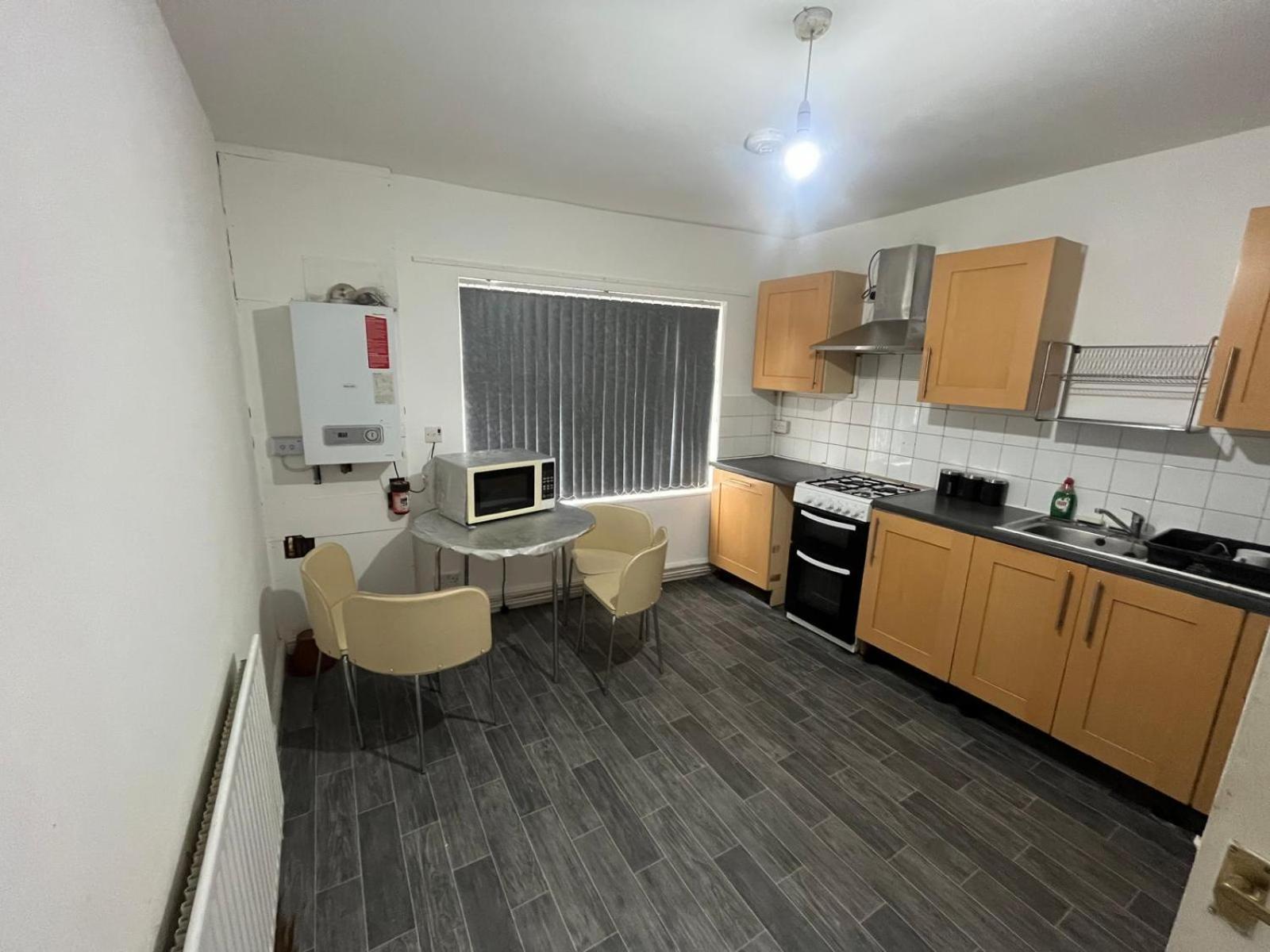 2 Bedroom Flats Thorney Wood Apartment *