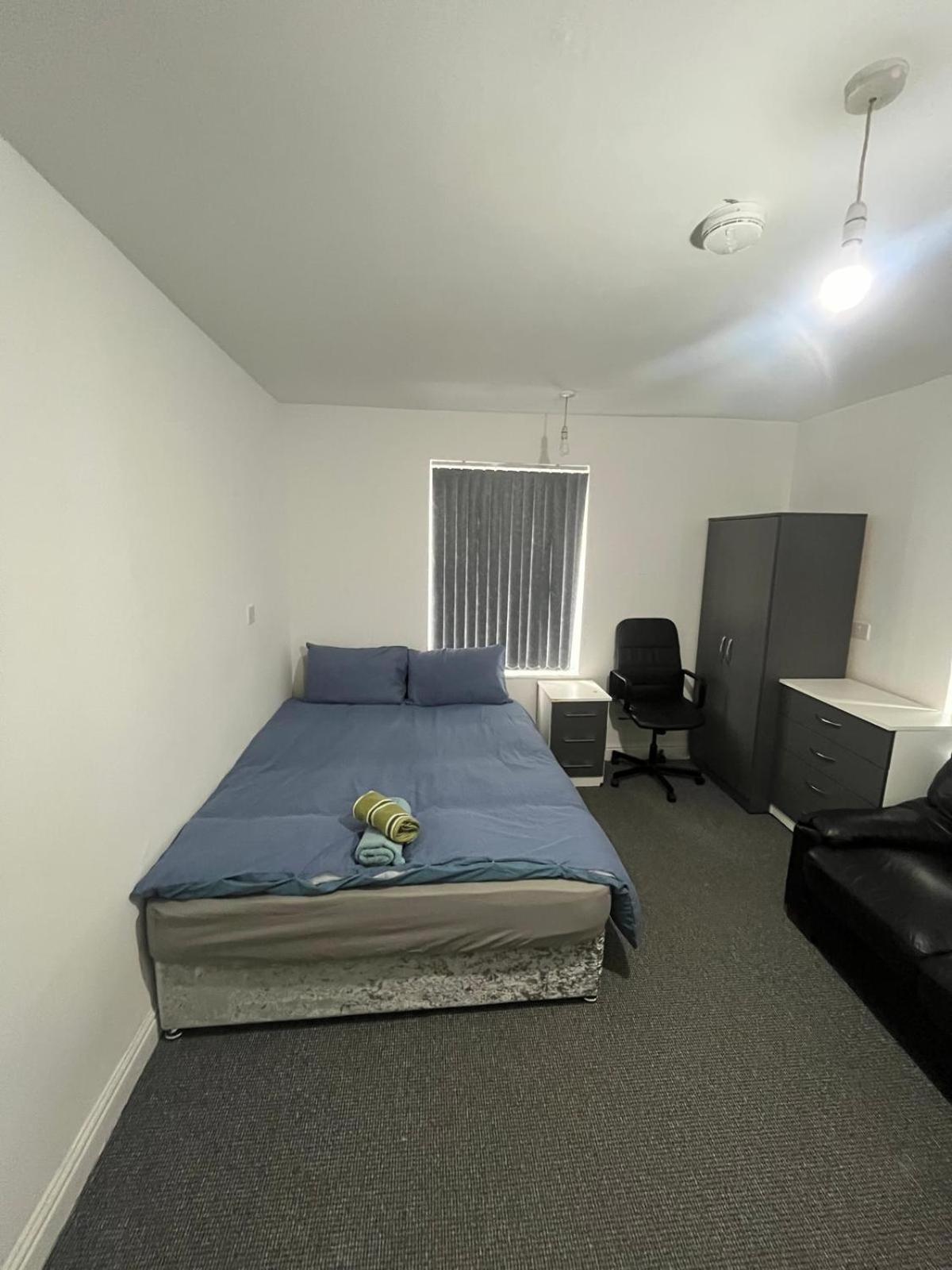 2 Bedroom Flats Thorney Wood *